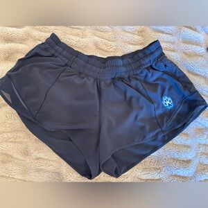 Lululemon women's Black hotty hot Shorts with Paw Logo Sz 8